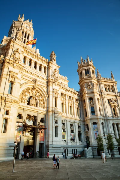 Sidovy av huvudingången till slottet Cybele i Madrid, Spanien — Stockfoto