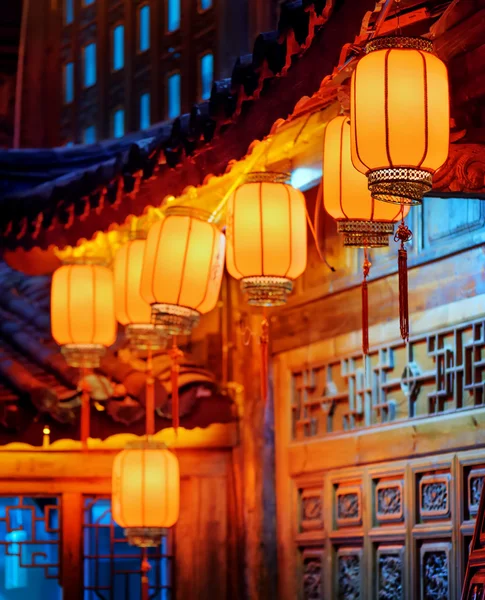 Night view of Chinese red street lanterns on carved facade — Stock Photo, Image