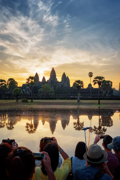 Turisták kép Angkor Wat, napkeltekor, Kambodzsa — Stock Fotó