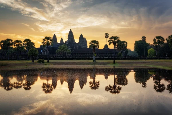 Angkor Wat tükröződik a tó hajnalban. Siem Reap, Kambodzsa — Stock Fotó