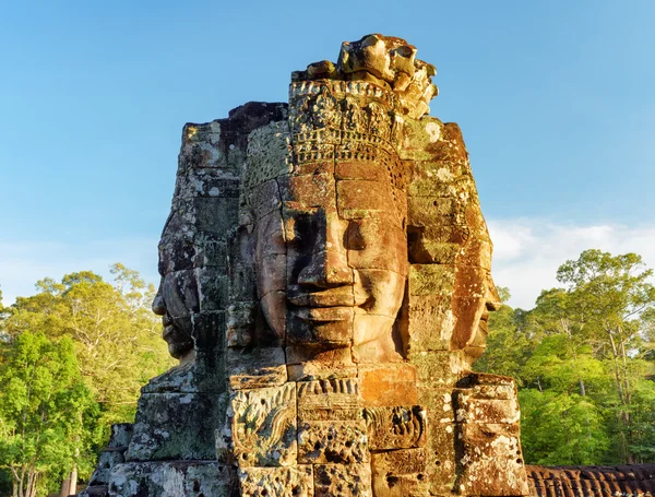 Tajemniczy twarz wieża świątyni Bayon w Angkor Thom, Kambodża — Zdjęcie stockowe