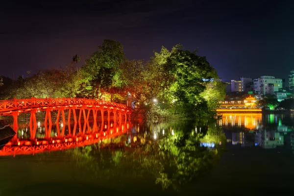 Vista nocturna del Puente Huc reflejado en el Lago de la Espada, Hanoi —  Fotos de Stock