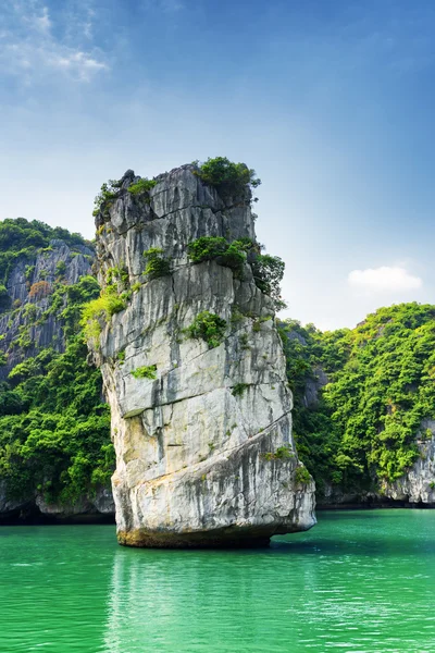 Scenic rock pillar and azure water in the Ha Long Bay, Vietnam — Φωτογραφία Αρχείου