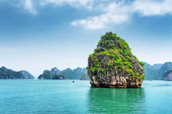 Vista de la isla kárstica sobre fondo azul del cielo en la bahía de Ha Long —  Fotos de Stock