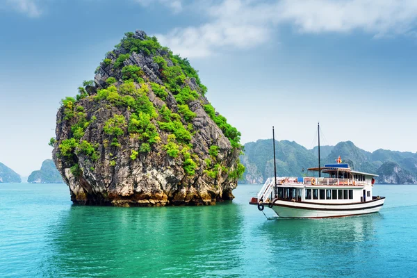 Bella vista dell'isola carsica e della barca turistica nella baia di Ha Long — Foto Stock