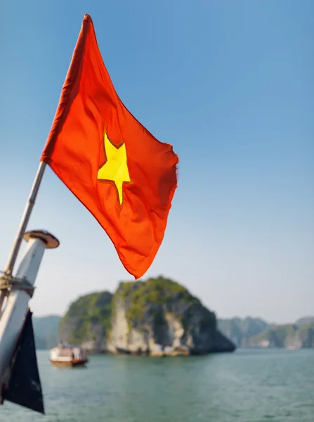 Die vietnamesische Flagge flattert auf dem Schiff, die ha lange Bucht — Stockfoto