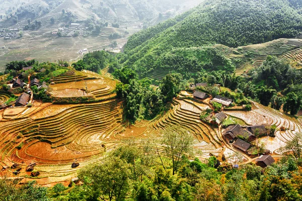 Blick von oben auf Dorfhäuser und Reisterrassen, Vietnam — Stockfoto