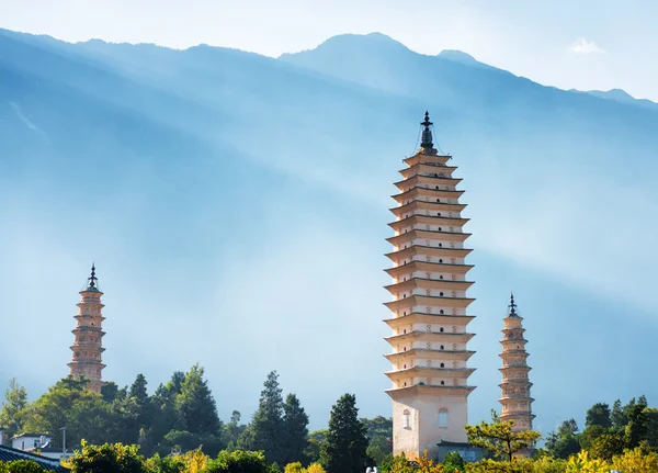 Kolme pagodia Chongshengin temppelistä Dalissa, Kiinassa — kuvapankkivalokuva