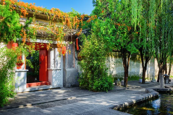 Красные двери, ведущие во двор китайского дома, Старый город Дали — стоковое фото