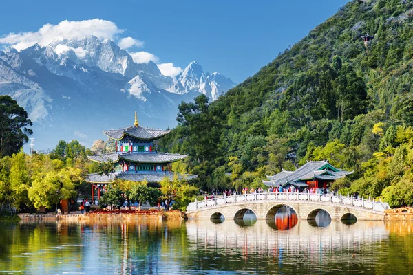 Vista panorámica de la montaña de nieve del dragón de Jade, Lijiang, China — Foto de Stock