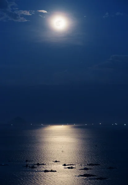 Lua cheia refletida na água do Mar do Sul da China no Vietnã — Fotografia de Stock