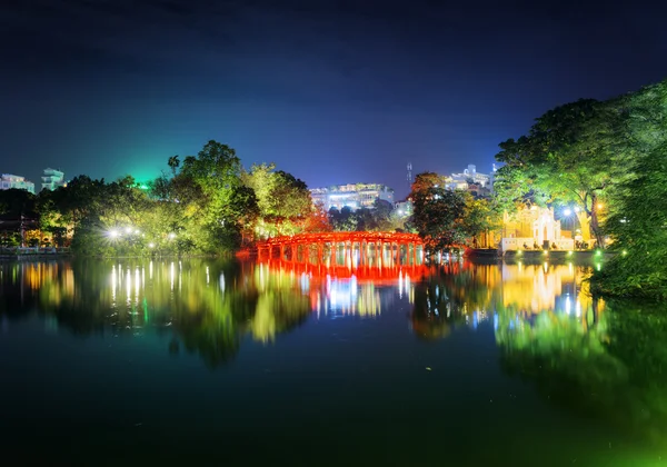 Vista serale del ponte Huc sul lago Spada, Hanoi, Vietnam — Foto Stock