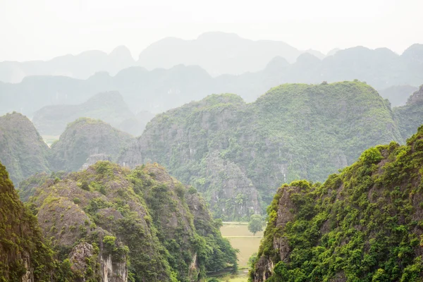 Vista panorâmica de uma miríade de montanhas de carste em Ninh Binh, Vietnã — Fotografia de Stock