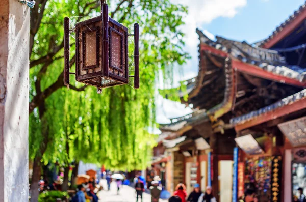 Lâmpada de rua tradicional chinesa na Cidade Velha de Lijiang — Fotografia de Stock