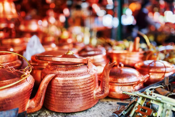 Vintage copper tea kettles at market in Lijiang, China — Stock Photo, Image