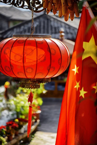 Traditional Chinese red lantern and the flag of China — Stok fotoğraf