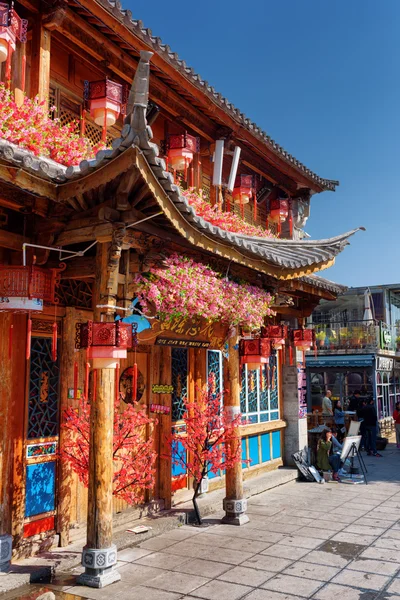 中国传统住宅立面装饰着花朵大理 — 图库照片