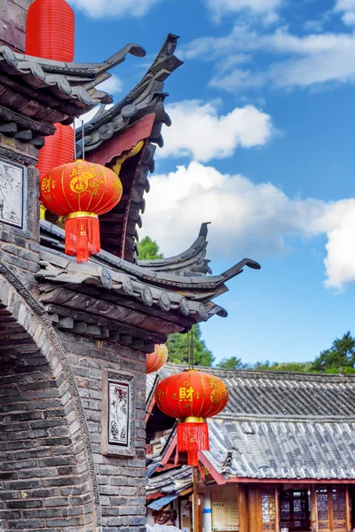 Traditional Chinese building decorated with red lanterns — стокове фото