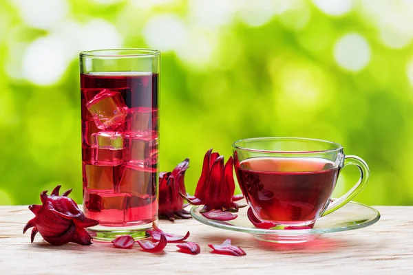 Tasse heißen Hibiskustee (Karkade) und dasselbe kalte Getränk — Stockfoto