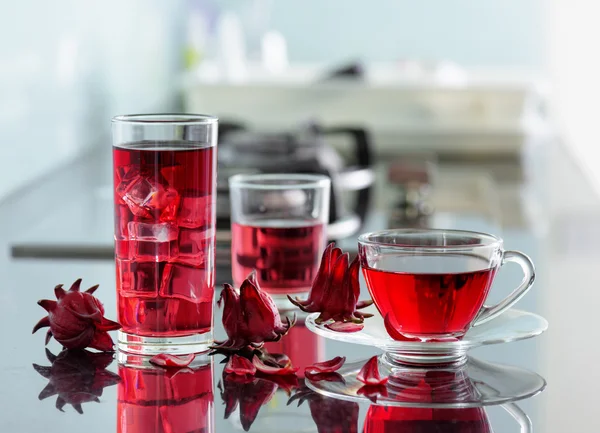 Magenta hibiscus tea (karkade, red sorrel) on kitchen table — Stok fotoğraf