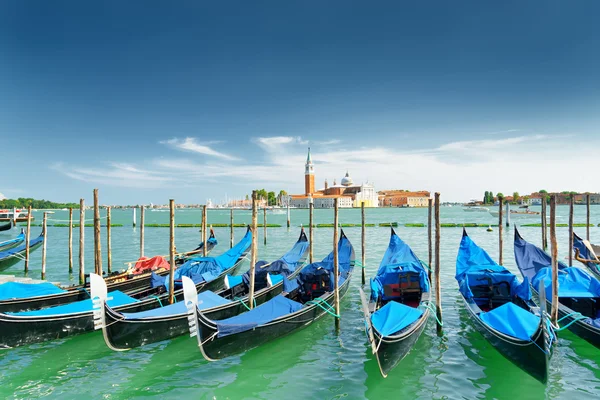 Vista de las góndolas sobre la laguna veneciana en Venecia, Italia — Foto de Stock