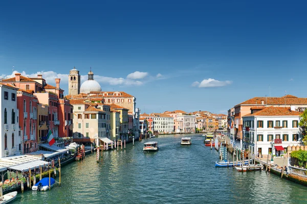 Vaporetti lungo il Canal Grande a Venezia — Foto Stock