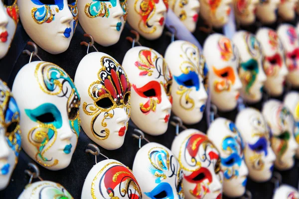 Máscaras venezianas para o Carnaval na loja. Veneza, Itália — Fotografia de Stock