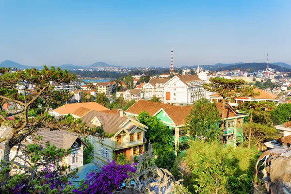 Beautiful houses with tile roofs in the Da Lat city (Dalat) — Stock fotografie