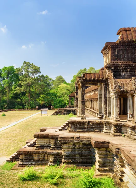 Äußerer Gang mit Säulen an der Ostseite des antiken angkor wat — Stockfoto