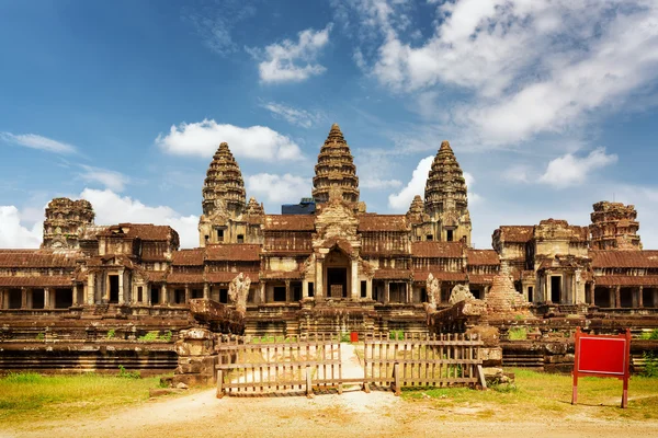 Fachada leste do complexo do templo Angkor Wat em Siem Reap, Camboja — Fotografia de Stock