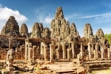 Angkor Thom, Kamboçya'daki antik Bayon tapınağının ana görünümü