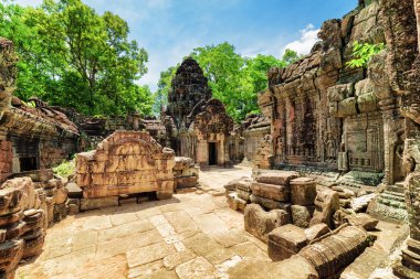 Yosunlu binalar eski Ta Som Tapınağı Angkor oyma ile