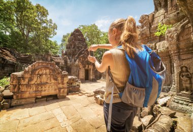 Turist ile smartphone Angkor, Kamboçya harabeye
