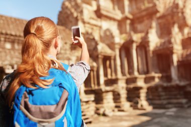 Angkor Tapınağı resim çekmek smartphone ile kadın turist