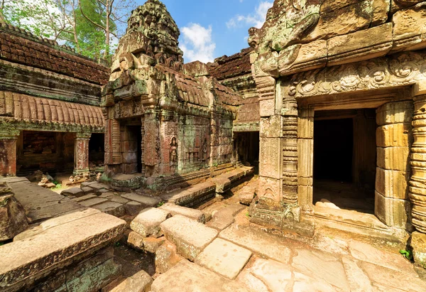 Mossy buildings with carving of ancient Preah Khan, Angkor — Stock Photo, Image