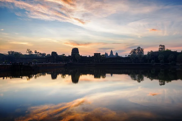 Ősi templom Angkor Wat napkeltekor. Siem Reap, Kambodzsa — Stock Fotó