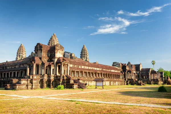 Widok z jednego z zewnątrz narożniki starożytnej świątyni Angkor Wat — Zdjęcie stockowe