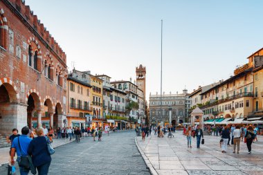 Verona, İtalya 'da Piazza delle Erbe (Pazar Meydanı)