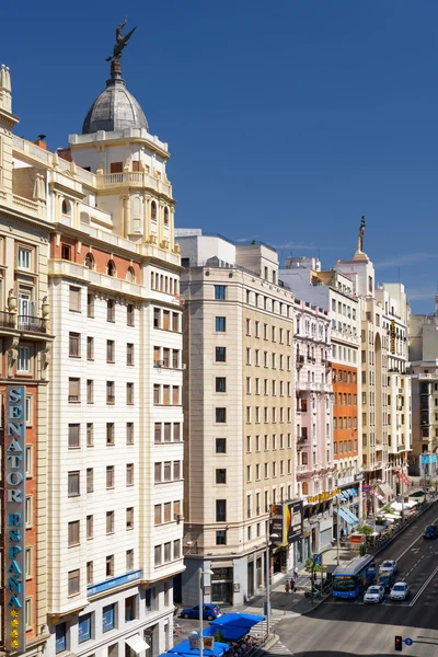 Blick auf Gran Via ist als die spanische Breitwand bekannt. Madrid, Spanien — Stockfoto