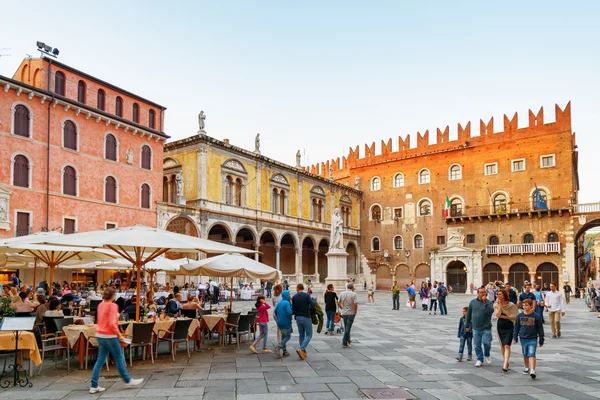 Straßencafés auf der Piazza delle Erbe, Verona, Italien — Stockfoto