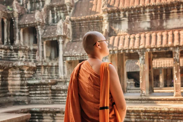 Closeup view of Buddhist monk looking at courtyard of Angkor Wat — Zdjęcie stockowe