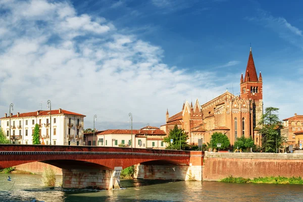 Vista de los Santos Fermo y Rústico desde el río Adigio. Verona — Foto de Stock