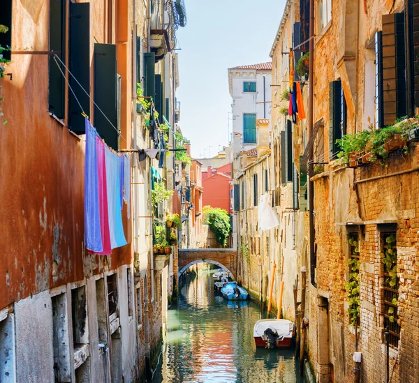 Rio de le Becarie Canal and the Ponte Raspi o Sansoni, Venice — Stock Fotó