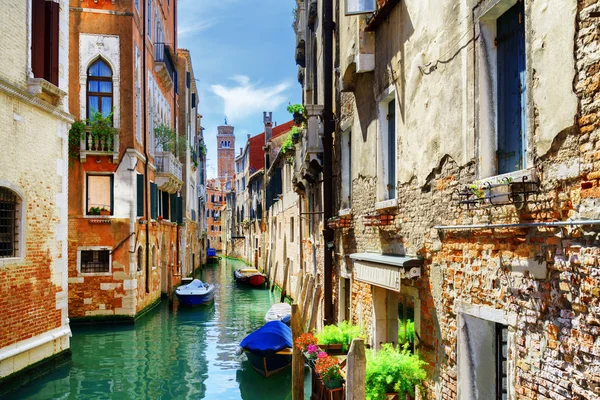 The Rio di San Cassiano Canal and medieval houses, Venice, Italy — 图库照片