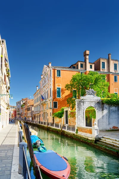 View of the Rio Marin Canal and medieval houses in Venice, Italy — ストック写真