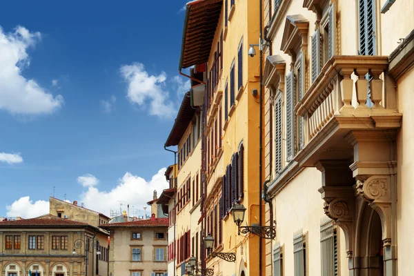 Facades of medieval houses on the Piazza Santa Croce. Florence — Stock Fotó