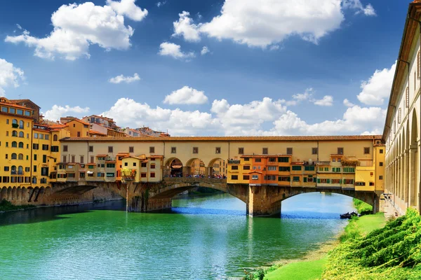 Vedere a Ponte Vecchio peste râul Arno din Florența, Italia — Fotografie, imagine de stoc