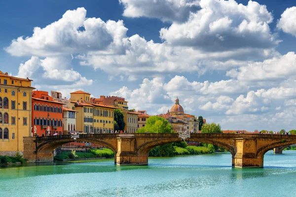 De Ponte Santa Trinita over de rivier de Arno, Florence, Italië — Stockfoto