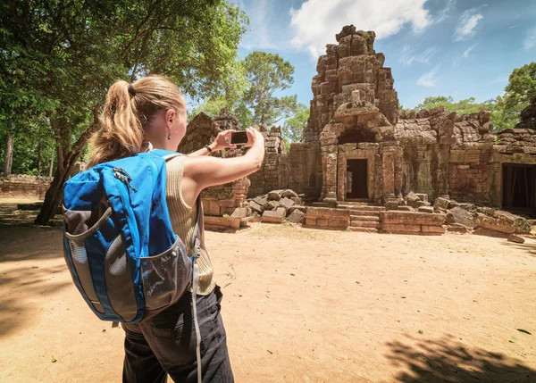 Tourist photographing the gopura of temple in Angkor, Cambodia — Stockfoto