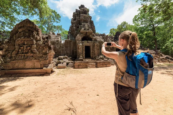 Tourist taking photo of the gopura in Angkor, Cambodia — Φωτογραφία Αρχείου